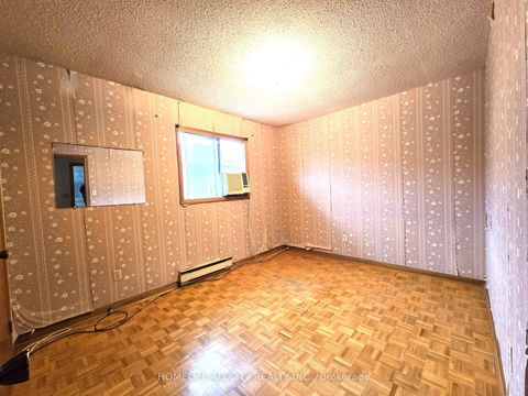 Photo 11 at 32 Renfield Street, Amesbury, Toronto