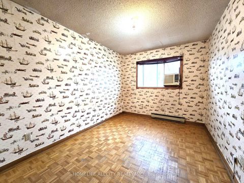 Photo 12 at 32 Renfield Street, Amesbury, Toronto