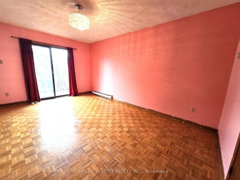 Photo 13 at 32 Renfield Street, Amesbury, Toronto