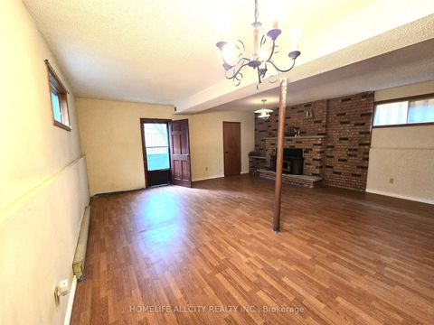 Photo 15 at 32 Renfield Street, Amesbury, Toronto