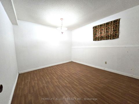 Photo 17 at 32 Renfield Street, Amesbury, Toronto