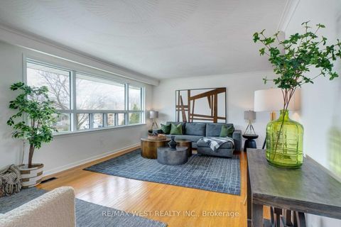Photo 2 at 29 Fulwell Crescent, York University Heights, Toronto
