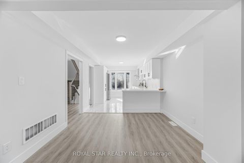 Photo 14 at 3 - 11 Plaisance Road, North Richvale, Richmond Hill