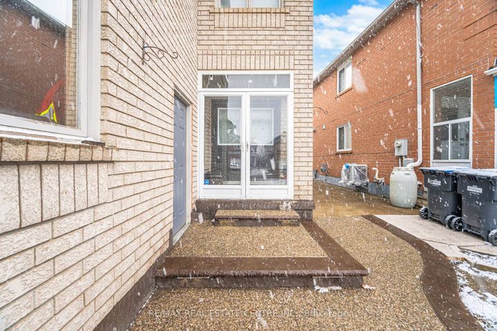 Photo 4 at 28 Mount Fuji Crescent, Wellington, Brampton