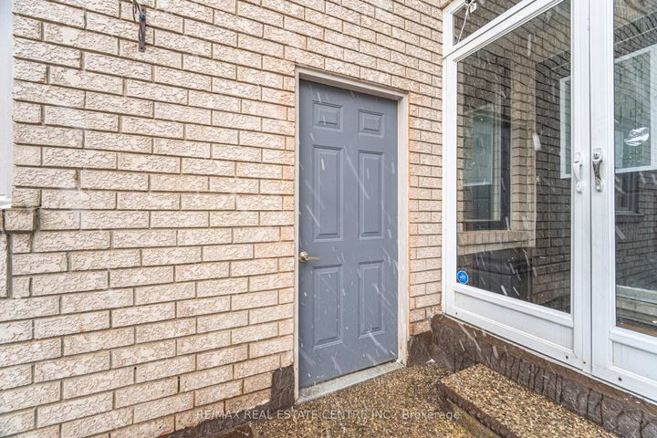 Photo 5 at 28 Mount Fuji Crescent, Wellington, Brampton