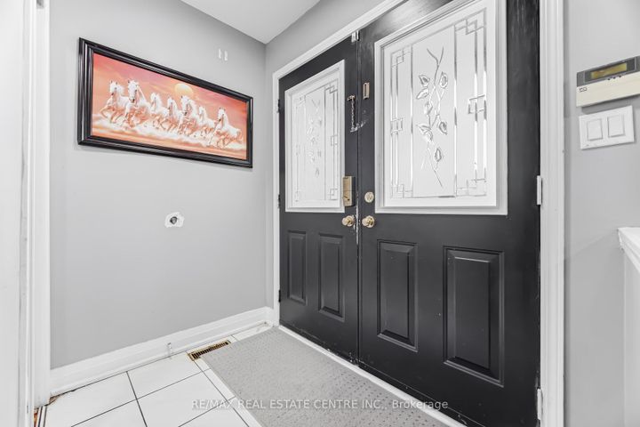 Photo 6 at 28 Mount Fuji Crescent, Wellington, Brampton