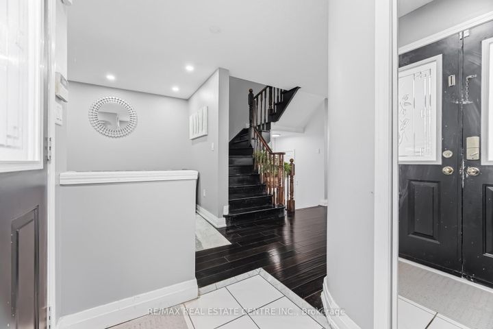 Photo 8 at 28 Mount Fuji Crescent, Wellington, Brampton