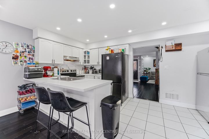 Photo 12 at 28 Mount Fuji Crescent, Wellington, Brampton