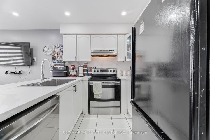 Photo 13 at 28 Mount Fuji Crescent, Wellington, Brampton