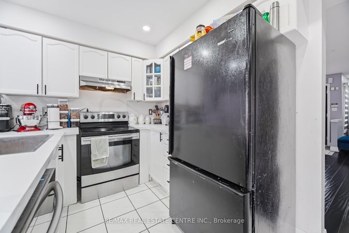 Photo 14 at 28 Mount Fuji Crescent, Wellington, Brampton