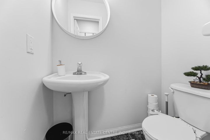 Photo 22 at 28 Mount Fuji Crescent, Wellington, Brampton