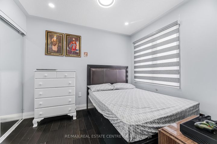 Photo 32 at 28 Mount Fuji Crescent, Wellington, Brampton