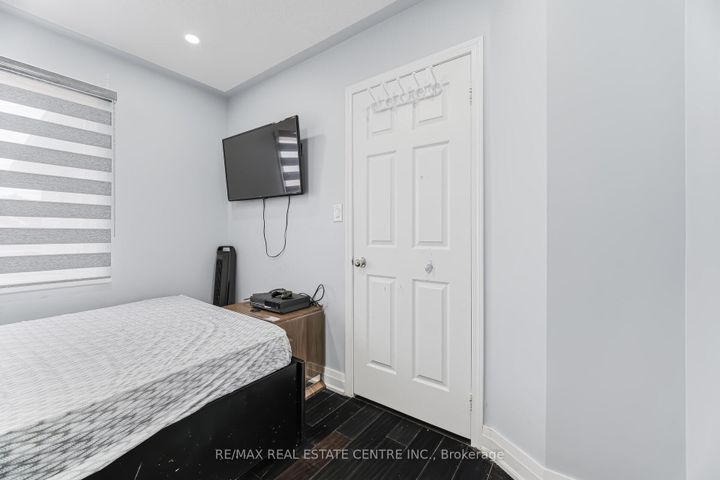 Photo 33 at 28 Mount Fuji Crescent, Wellington, Brampton