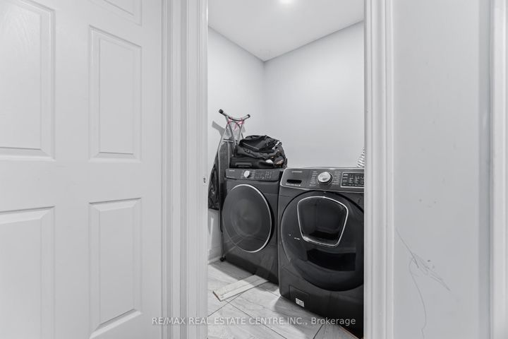 Photo 35 at 28 Mount Fuji Crescent, Wellington, Brampton