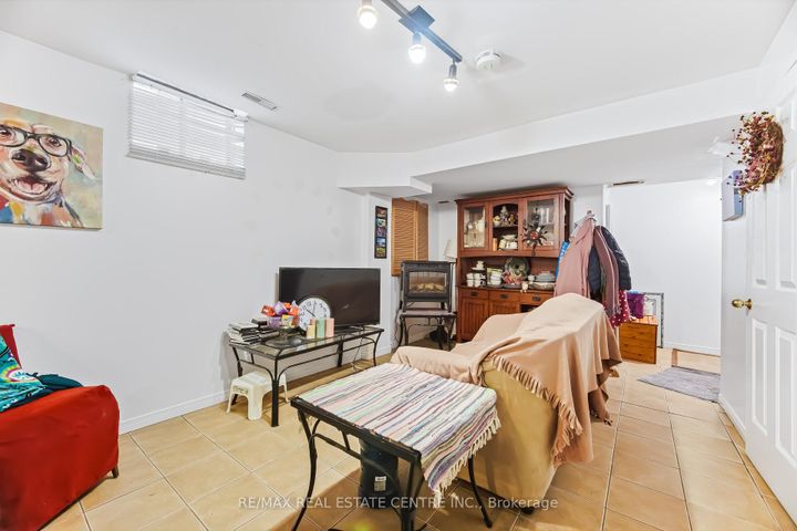 Photo 36 at 28 Mount Fuji Crescent, Wellington, Brampton