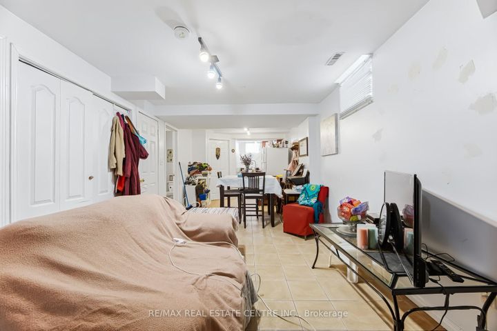 Photo 37 at 28 Mount Fuji Crescent, Wellington, Brampton