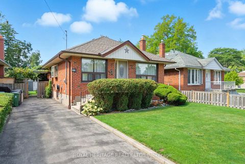 Photo 1 at 33 Willowhurst Crescent, Maryvale, Toronto