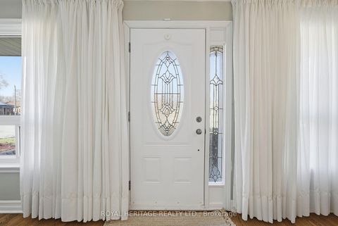 Photo 2 at 33 Willowhurst Crescent, Maryvale, Toronto