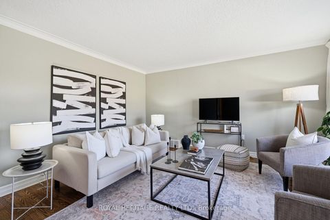 Photo 5 at 33 Willowhurst Crescent, Maryvale, Toronto