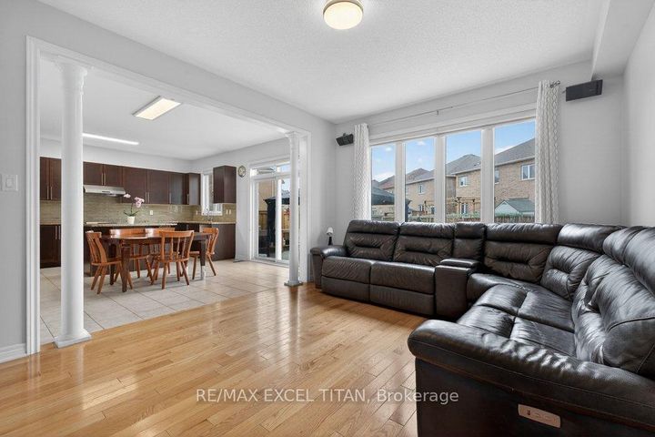 Photo 6 at 17 Tysonville Circle, Northwest Brampton, Brampton