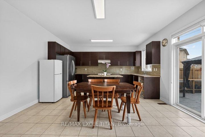 Photo 8 at 17 Tysonville Circle, Northwest Brampton, Brampton