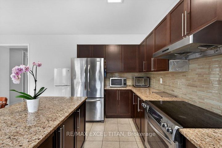 Photo 9 at 17 Tysonville Circle, Northwest Brampton, Brampton