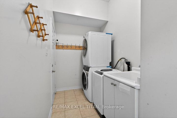 Photo 11 at 17 Tysonville Circle, Northwest Brampton, Brampton