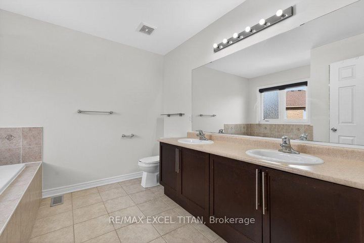 Photo 15 at 17 Tysonville Circle, Northwest Brampton, Brampton