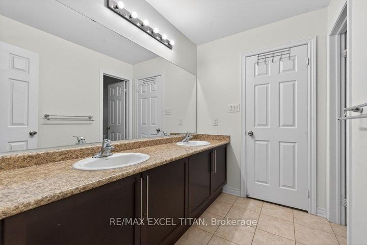 Photo 18 at 17 Tysonville Circle, Northwest Brampton, Brampton