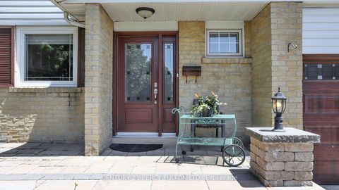 Photo 1 at 158 Holm Crescent, Willowbrook, Markham