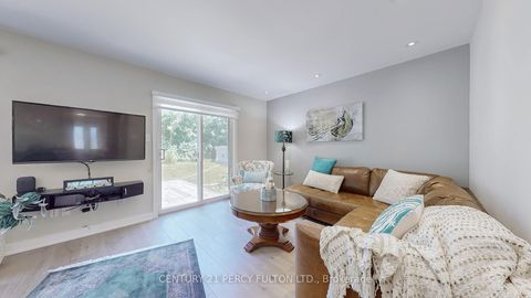 Photo 3 at 158 Holm Crescent, Willowbrook, Markham