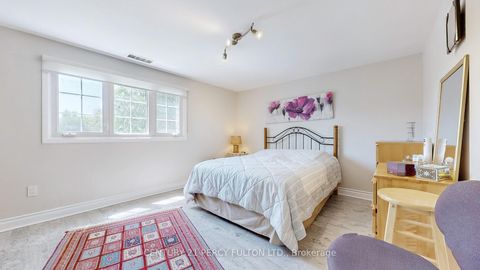 Photo 11 at 158 Holm Crescent, Willowbrook, Markham