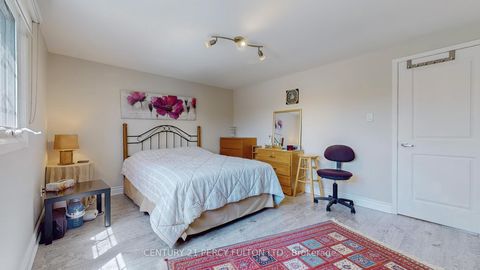 Photo 12 at 158 Holm Crescent, Willowbrook, Markham