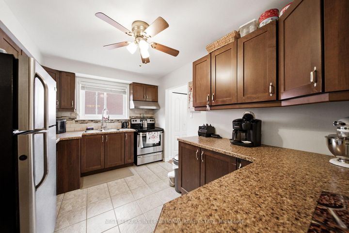 Photo 6 at 376 Agar Avenue, Bradford, Bradford West Gwillimbury