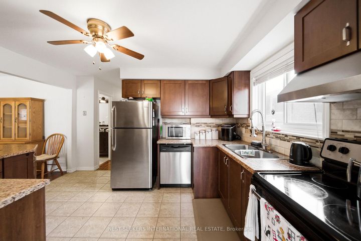 Photo 7 at 376 Agar Avenue, Bradford, Bradford West Gwillimbury