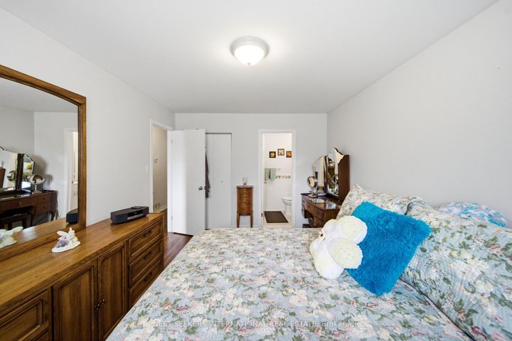 Photo 12 at 376 Agar Avenue, Bradford, Bradford West Gwillimbury