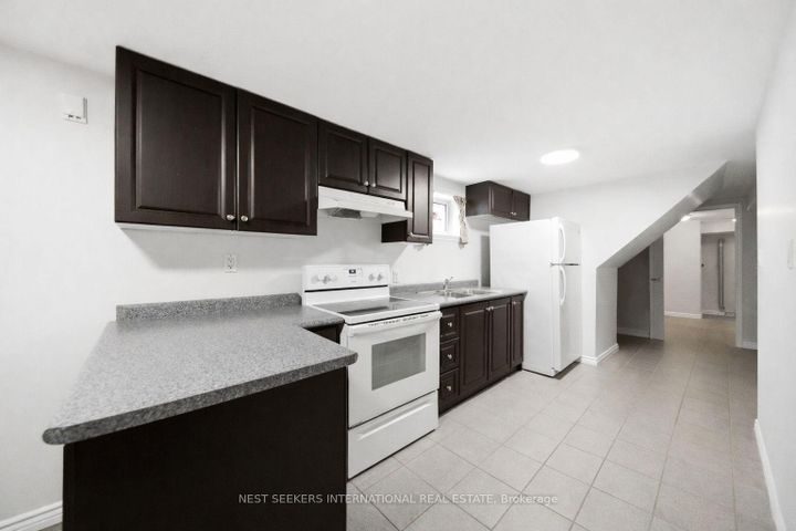 Photo 17 at 376 Agar Avenue, Bradford, Bradford West Gwillimbury