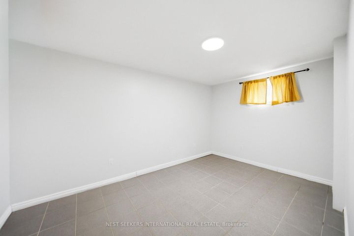 Photo 19 at 376 Agar Avenue, Bradford, Bradford West Gwillimbury