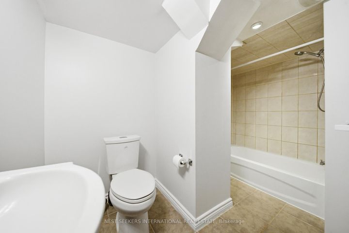 Photo 20 at 376 Agar Avenue, Bradford, Bradford West Gwillimbury