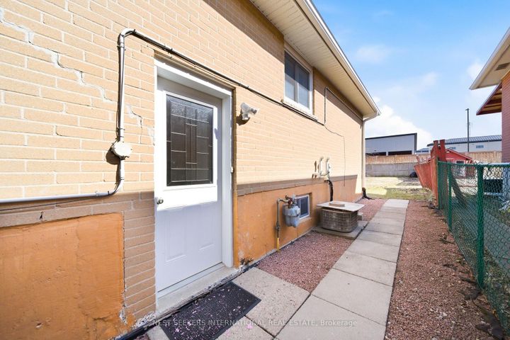 Photo 21 at 376 Agar Avenue, Bradford, Bradford West Gwillimbury