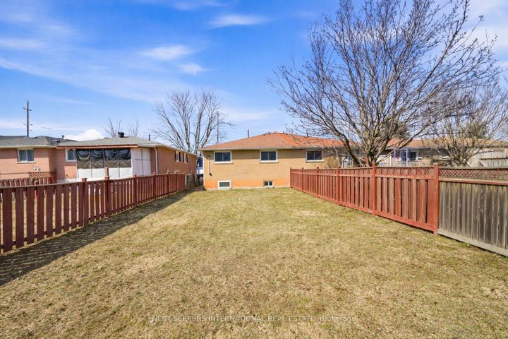 Photo 22 at 376 Agar Avenue, Bradford, Bradford West Gwillimbury