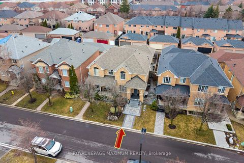 Photo 2 at 33 La Neve Avenue, Sonoma Heights, Vaughan