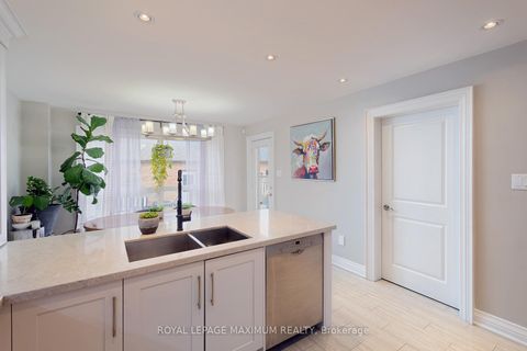 Photo 12 at 33 La Neve Avenue, Sonoma Heights, Vaughan