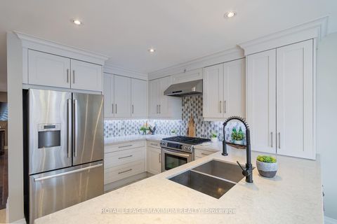 Photo 13 at 33 La Neve Avenue, Sonoma Heights, Vaughan