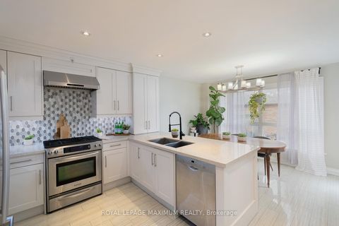 Photo 15 at 33 La Neve Avenue, Sonoma Heights, Vaughan