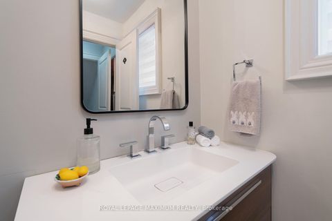 Photo 18 at 33 La Neve Avenue, Sonoma Heights, Vaughan