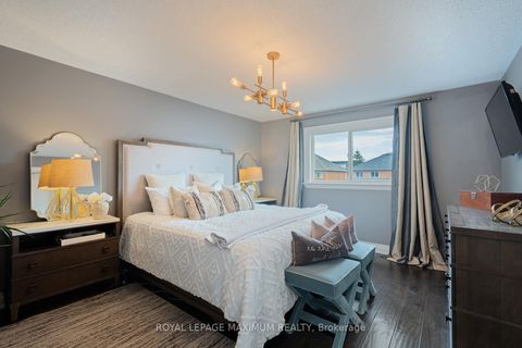 Photo 22 at 33 La Neve Avenue, Sonoma Heights, Vaughan