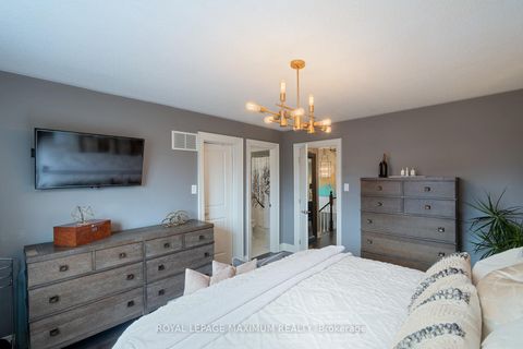 Photo 23 at 33 La Neve Avenue, Sonoma Heights, Vaughan