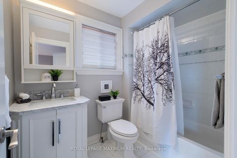 Photo 24 at 33 La Neve Avenue, Sonoma Heights, Vaughan