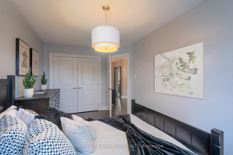 Photo 26 at 33 La Neve Avenue, Sonoma Heights, Vaughan